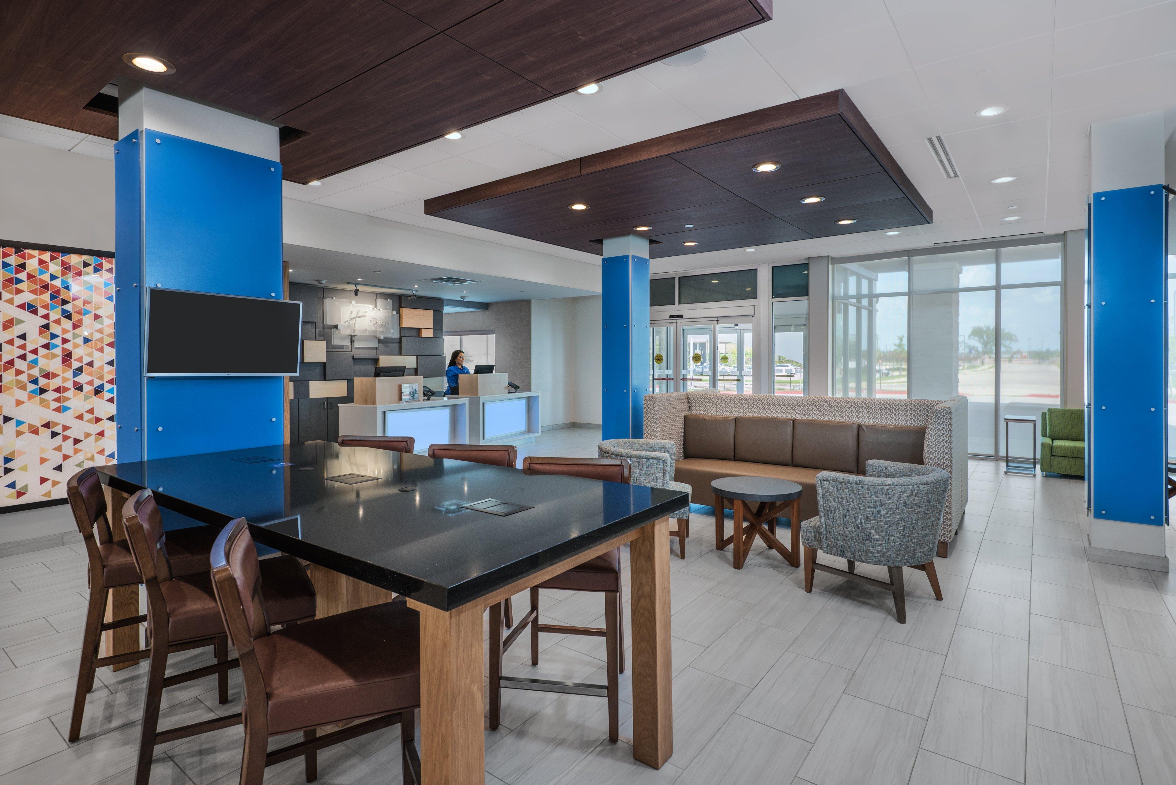 Holiday Inn Express & Suites Bryan - College Station By Ihg Exterior photo